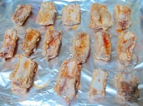 烤箱175度预热10分钟。  同时，将腌好的排骨排入垫好锡纸的烤盘中。