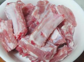 排骨斩成一寸半左右的长度，洗净