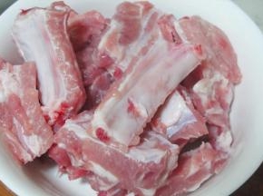 排骨斩成一寸半左右的长度，洗净