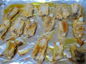 先在排骨上加盖锡纸烤20分钟，  拿出在表面再刷一层油，  不盖锡纸再烤10分钟即可。