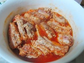 将排骨放入一个瓷的或者玻璃的大容器中，  加入调好的烤肉料，  注意一定要让排骨充分浸泡在烤肉料里，  再撒上现磨的黑胡椒细粒，  如果烤肉料不够多，  不能完全浸泡排骨，  就按照比例再调一些加入。  图中是已经腌制了24小时左右的样子。