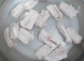 入锅焯水，焯水后洗净。  这样做，成品烤出来才不会冒出脏脏的浮沫