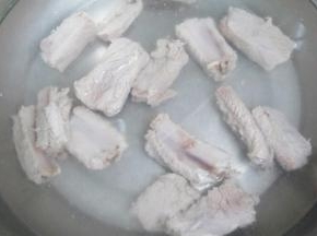 入锅焯水，焯水后洗净。  这样做，成品烤出来才不会冒出脏脏的浮沫