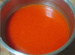 将60克酷克壹佰新奥尔良烤肉料与100克水混合，调匀