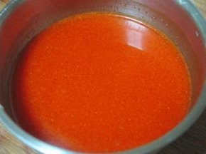 将60克酷克壹佰新奥尔良烤肉料与100克水混合，调匀