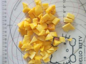 2、芒果切小块，要熟一点的芒果。