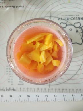 4、将雪梨，芒果，冰水放入长帝便携式果汁机中。