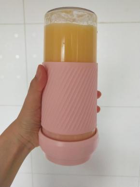 6、快按两下启动按钮，机器工作后将杯子倒过来，打成果汁状态既可以停机。虽然刀头看着小，但是还是很有力量，果肉打的非常细腻的。