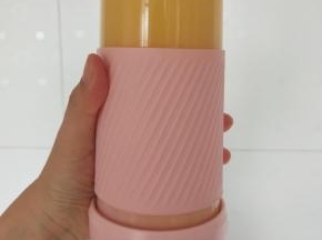 6、快按两下启动按钮，机器工作后将杯子倒过来，打成果汁状态既可以停机。虽然刀头看着小，但是还是很有力量，果肉打的非常细腻的。