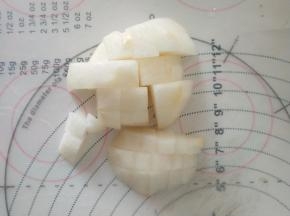 3、雪梨切小块。