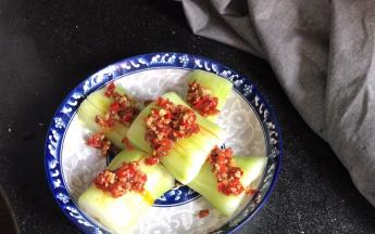 把蒜蓉辣椒酱均匀的放在冬瓜上