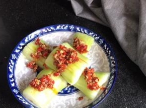 把蒜蓉辣椒酱均匀的放在冬瓜上