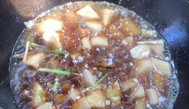 加入适量清水，大火煮沸后，煮1分钟