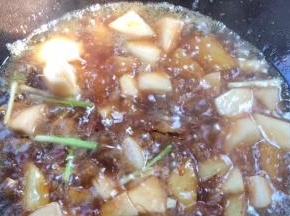 加入适量清水，大火煮沸后，煮1分钟