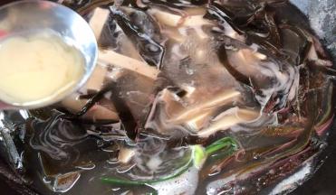 淋入猪油，拌匀后煮1分钟