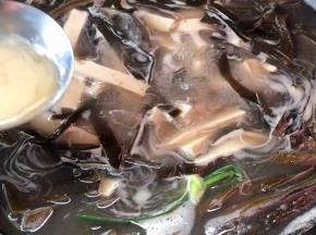 淋入猪油，拌匀后煮1分钟