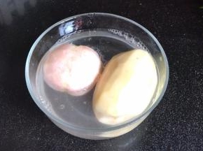 分别去皮，洗净沥水