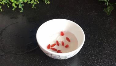 枸杞洗净，沥水备用