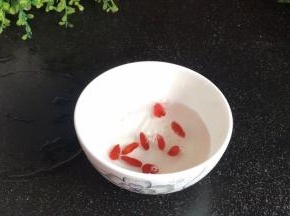 枸杞洗净，沥水备用