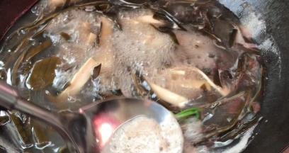 撇去浮末后煮5分钟左右