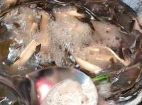 撇去浮末后煮5分钟左右