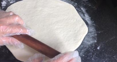 擀成薄饼
