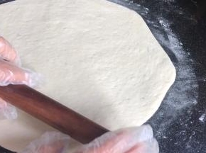 擀成薄饼