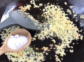 加入盐、胡椒粉和味精炒匀