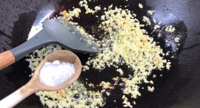 加入盐和胡椒粉拌匀