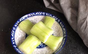 把腌制好的冬瓜，冲洗干净后挤干水分，摆入盘中