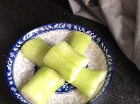 把腌制好的冬瓜，冲洗干净后挤干水分，摆入盘中