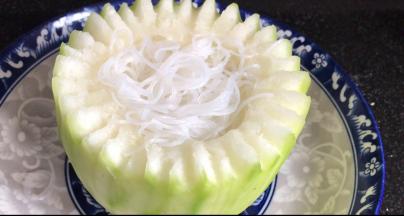 把粉丝放入冬瓜盅内