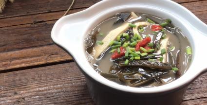 撒上枸杞和葱花