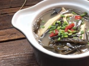 撒上枸杞和葱花