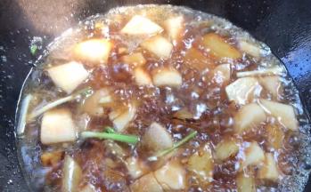 再盖上锅盖中火焖2分钟