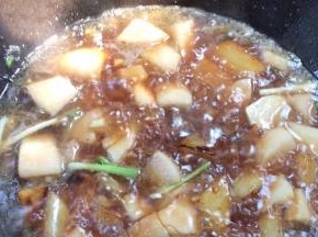 再盖上锅盖中火焖2分钟