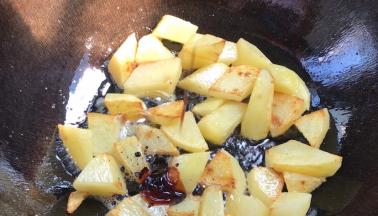 加入老抽，翻炒均匀至上色