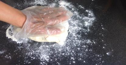 发酵好的面团，取出揉压排气