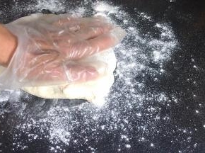 发酵好的面团，取出揉压排气