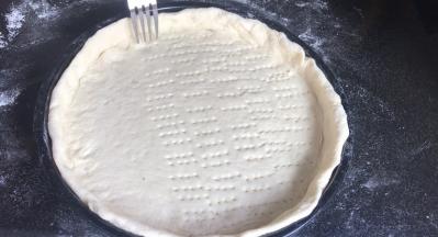 用叉勺插些小眼，方便排气