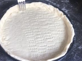 用叉勺插些小眼，方便排气