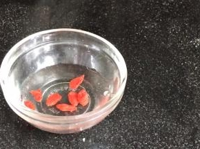 枸杞用温水洗净