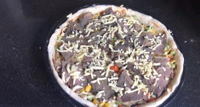 再撒上一层马苏里拉芝士，放入预热好的烤箱中层， 200度烤15分钟