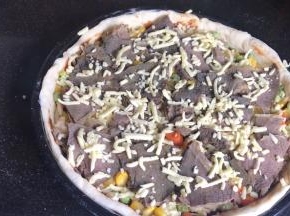 再撒上一层马苏里拉芝士，放入预热好的烤箱中层， 200度烤15分钟