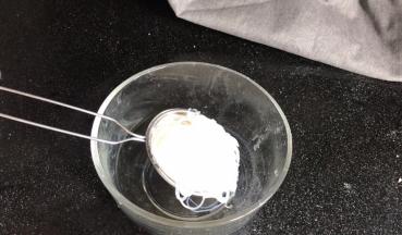 捞出泡好的粉丝，沥水备用