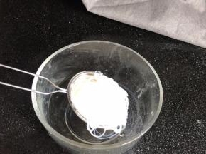 捞出泡好的粉丝，沥水备用