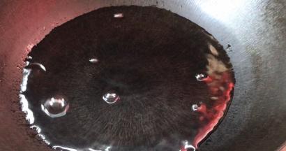 起锅倒入少许清水