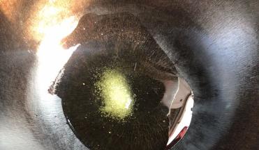 起锅热油，放入盐炒熟