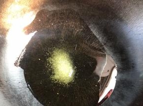 起锅热油，放入盐炒熟