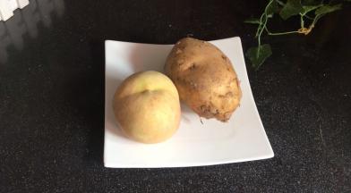 备好鲜桃和土豆